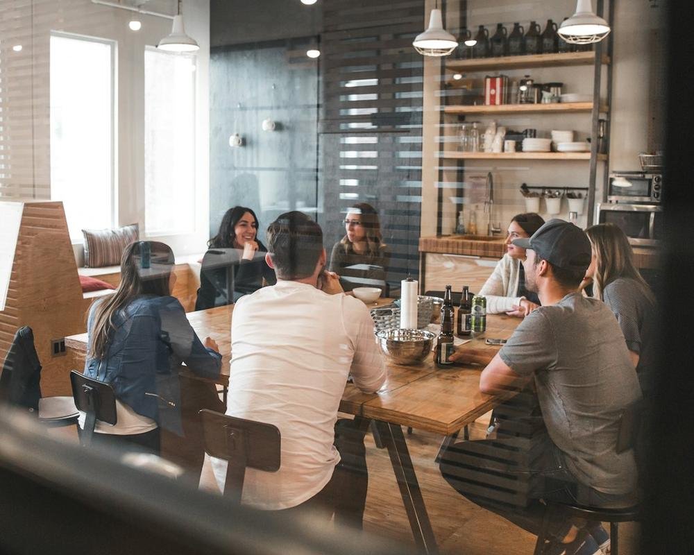 Equipe reunida em torno de uma mesa em um escritório
