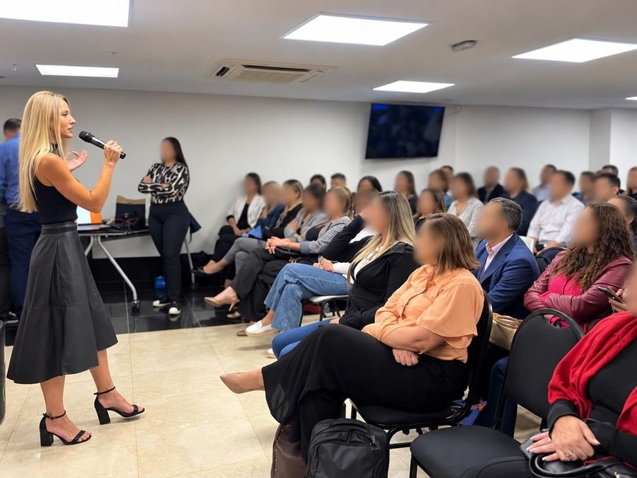 Tamires em palestra para profissionais do setor
